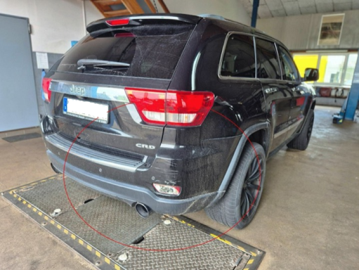 Schadenübersicht: Fahrzeugdiagonale hinten rechts Schadengutachten nach Unfall auf Parkplatz.