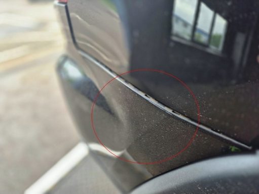 Detailaufnahme: Stoßfängerverkleidung rechts verzogen und aus der Führung gebrochen Schadengutachten nach Unfall auf Parkplatz.